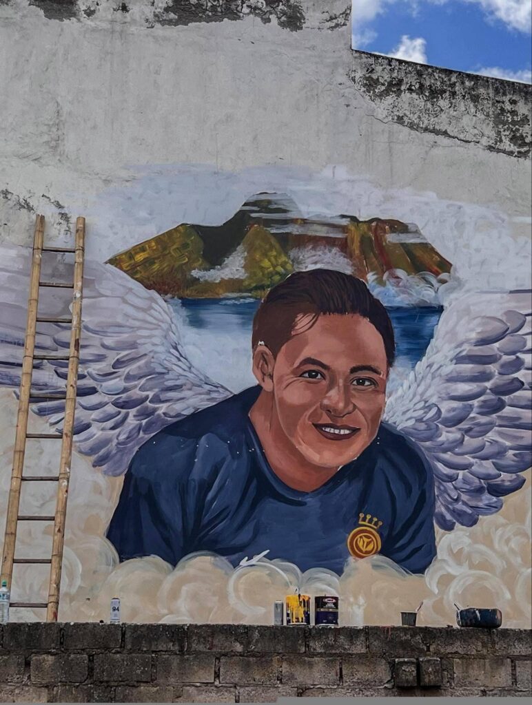 Wandbild: In Erinnerung an unseren Bruder José Guamán Izama, Sohn der Gemeinde Cachiviro und des tausendjährigen Pueblo der Kichwa Otavalo.